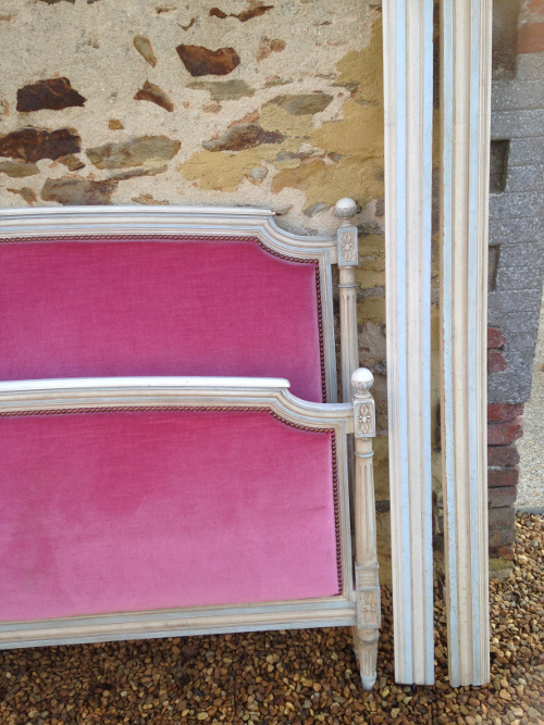 IB3866 OLD FRENCH UPHOLSTERED KINGSIZE LOUIS XVI STYLE BED