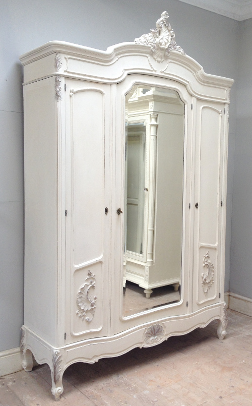 If3728 Antique French Rococo Triple Door Armoire